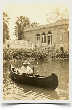 Tilden Daken painting on the lagoon at the Palace of Fine Arts during the Panama-Pacific International Exposition, San Francisco, 1915. Tilden Daken painting on the lagoon at the Palace of Fine Arts during the Panama-Pacific International Exposition, San Francisco, 1915.